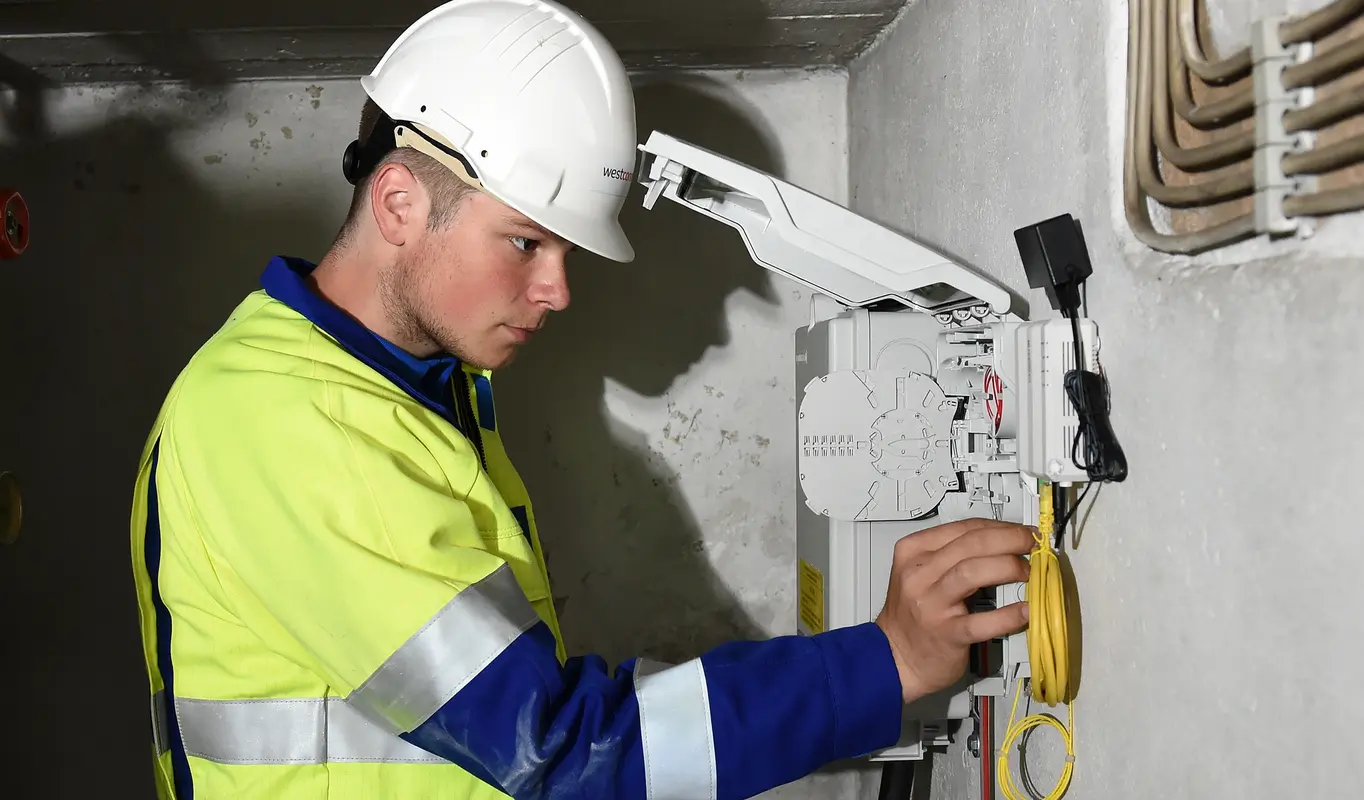 Mitarbeiter arbeitet am Glasfaserabschlusspunkt.