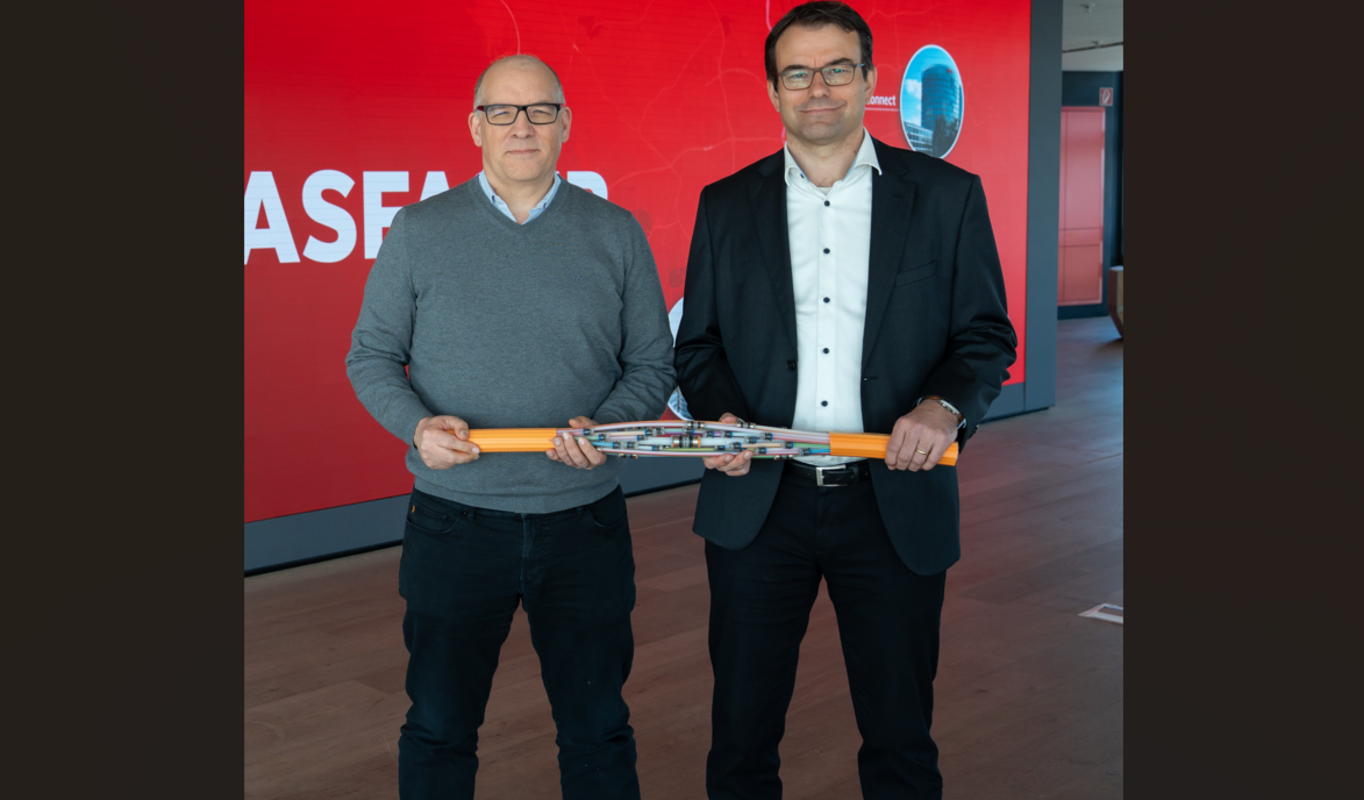 Westconnect und Vodafone Deutschland kooperieren. Im Foto sind Matthias Lorenz, Geschäftsführer Privatkundengeschäft bei Vodafone Deutschland, und Robin Weiand, Geschäftsführer bei Westconnect, zu sehen. Foto von Vodafone Deutschland.