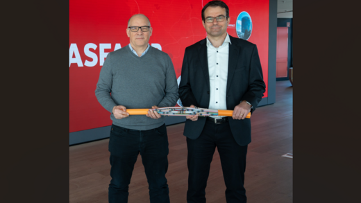 Westconnect und Vodafone Deutschland kooperieren. Im Foto sind Matthias Lorenz, Geschäftsführer Privatkundengeschäft bei Vodafone Deutschland, und Robin Weiand, Geschäftsführer bei Westconnect, zu sehen. Foto von Vodafone Deutschland.