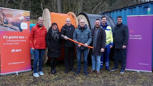 Auf dem Foto sind von links Marile Werland (E.ON Energie Deutschland), Dagmar Luxem (Bereichsleitung Stadt Mayen), Stefan Wagner (Ortsvorsteher Mayen-Nitztal), Dirk Meid (Oberbürgermeister der Stadt Mayen), Philipp Klein (Westconnect GmbH), Justus Funk (Westnetz GmbH) und Fabian Vocktmann (Westenergie AG) zu sehen.
