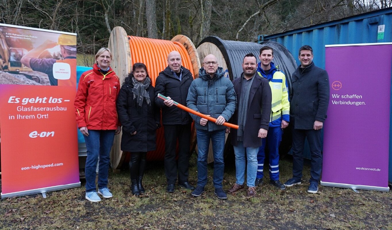 Auf dem Foto sind von links Marile Werland (E.ON Energie Deutschland), Dagmar Luxem (Bereichsleitung Stadt Mayen), Stefan Wagner (Ortsvorsteher Mayen-Nitztal), Dirk Meid (Oberbürgermeister der Stadt Mayen), Philipp Klein (Westconnect GmbH), Justus Funk (Westnetz GmbH) und Fabian Vocktmann (Westenergie AG) zu sehen.