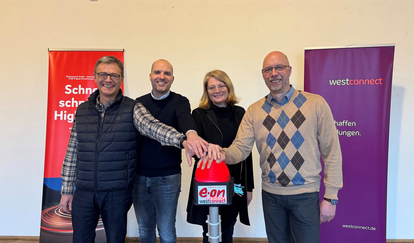 Auf dem Foto sind von links Peter Imhäuser, vom Kommunalen Partnermanagement Westenergie, Miroslav Broser, Manager für regionale Kooperationen Westconnect, Alexandra Gauß, Bürgermeisterin der Gemeinde Windeck und Heiko Grebe, Leiter Regionalmanagement Westconnect, zu sehen.