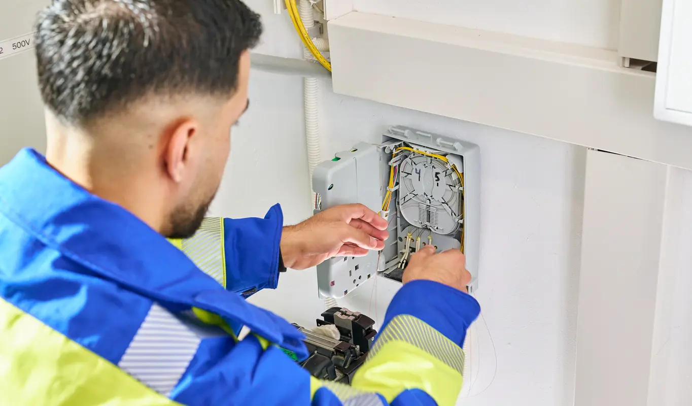 Mitarbeiter arbeitet am Hausanschluss.