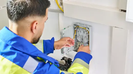 Mitarbeiter arbeitet am Hausanschluss.