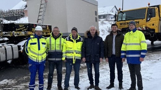 Auf dem Foto sind zu sehen: Tim Gieseler, Projektleiter der Westnetz; Thorsten Schultze, vom Ingenierbüro Jonasson; Jörg Wick, Bauleiter der Fa. Berge Bau; Dirk Terlinden, Bürgermeister von Bad Laasphe; Jonas Leyener, aus dem Kommunalen Partnermanagement Westenergie; Heiko Grebe, Leiter des Regionalmanagements Westconnect.