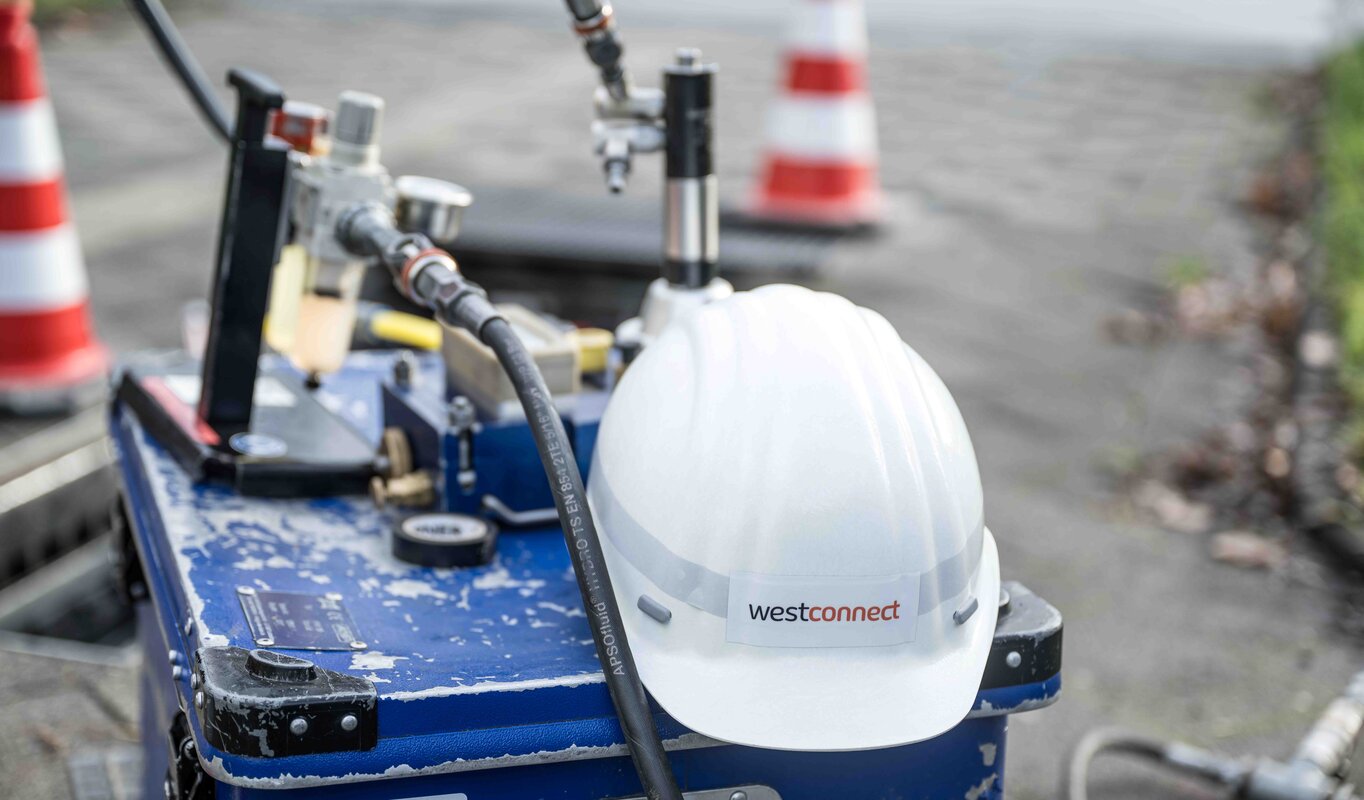 Hier ist ein Einblas-/Einjet-Gerät dargestellt.