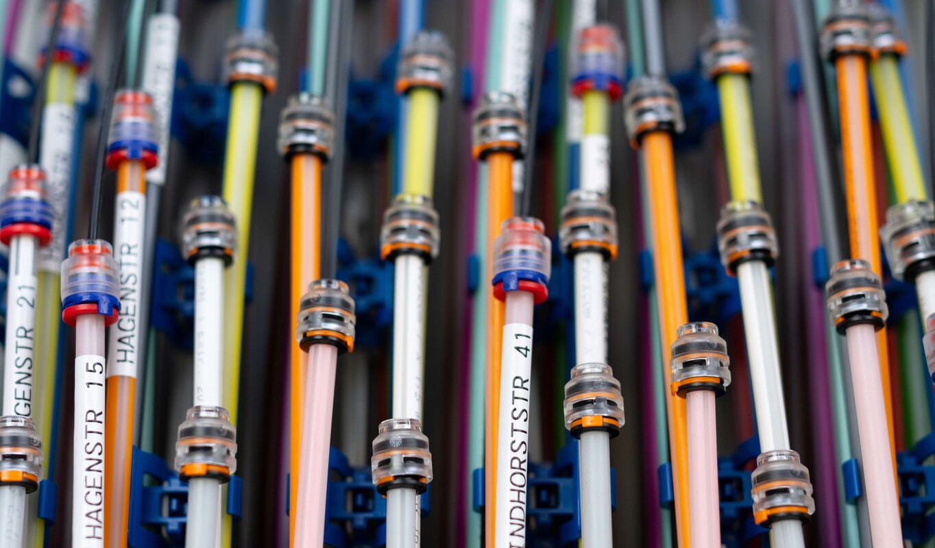 Hier sind in einem Verteilerschrank Rohradapter zu sehen.