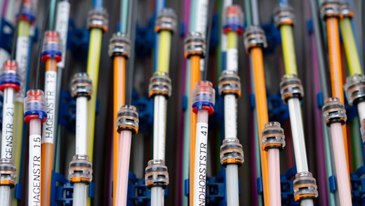 Hier sind in einem Verteilerschrank Rohradapter zu sehen.