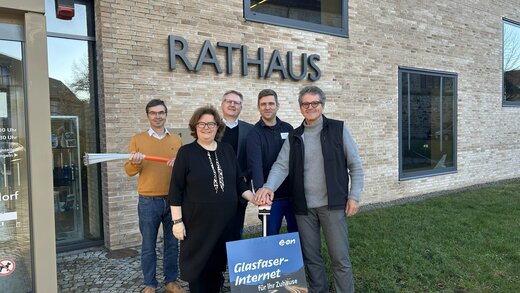 Auf dem Foto von links sind Christian Schwarz, tätig im Fachdienst Planen und Bauen der Gemeinde Bissendorf, Birgit Büscher, Managerin für regionale Kooperationen Westconnect, Ludger Flohre Kommunalmanager Westenergie, Tim Bartholomäus, Netzplaner Westnetz, und Guido Halfter, Bürgermeister der Gemeinde Bissendorf, zu sehen.