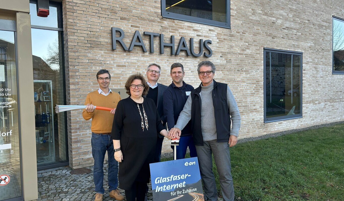 Auf dem Foto von links sind Christian Schwarz, tätig im Fachdienst Planen und Bauen der Gemeinde Bissendorf, Birgit Büscher, Managerin für regionale Kooperationen Westconnect, Ludger Flohre Kommunalmanager Westenergie, Tim Bartholomäus, Netzplaner Westnetz, und Guido Halfter, Bürgermeister der Gemeinde Bissendorf, zu sehen.