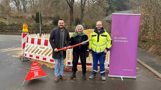 Im Foto sind von links Philipp Klein, Manager für Regionale Kooperationen bei Westconnect, Christiane Stahl, Ortsbürgermeisterin Birresborn und Pascal Steffes von Westnetz, zu sehen.