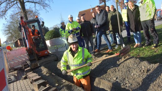 Spatenstich in Lippetal-Nordwald. In der Mitte ist der Bürgermeister Tobias Nillies zu sehen. Hans-Joachim Hobrock, Wirtschaftsförderer, und Johannes Kobeloer, Westenergie-Kommunalmanager, waren mit Vertretern von Westnetz und Verwaltungsmitarbeitern vor Ort.