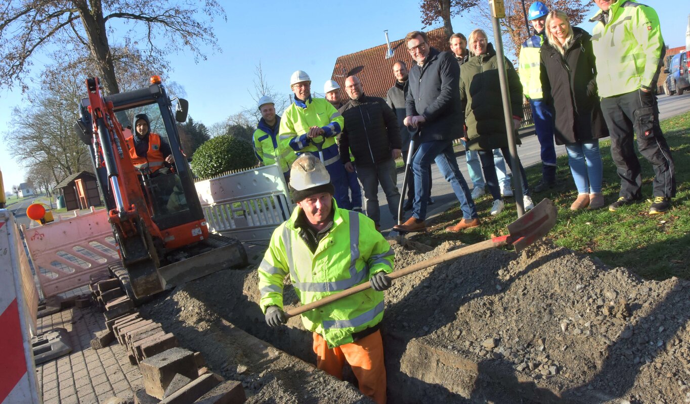 Spatenstich in Lippetal-Nordwald. In der Mitte ist der Bürgermeister Tobias Nillies zu sehen. Hans-Joachim Hobrock, Wirtschaftsförderer, und Johannes Kobeloer, Westenergie-Kommunalmanager, waren mit Vertretern von Westnetz und Verwaltungsmitarbeitern vor Ort.