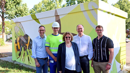 Auf dem Foto sind fünf Personen zu sehen, darunter Theo Mettenborg (Bürgermeister Rheda-Wiedenbrück), Lukas Dülberg (Projektleiter Westnetz), Birgit Büscher (Managerin für regionale Kooperationen, Westconnect), Dr. Peter Brautlecht (Regionalmanager, Westconnect) und Sebastian Czoske (Wirtschaftsförderer, Rheda-Wiedenbrück).