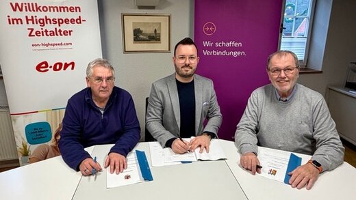 Auf dem Foto sind Christoph Ackermann, Ortsbürgermeister von Urbar, Philipp Klein von Westconnect und Wolfgang Heitmann, Stadtbürgermeister von Vallendar, zu sehen. 