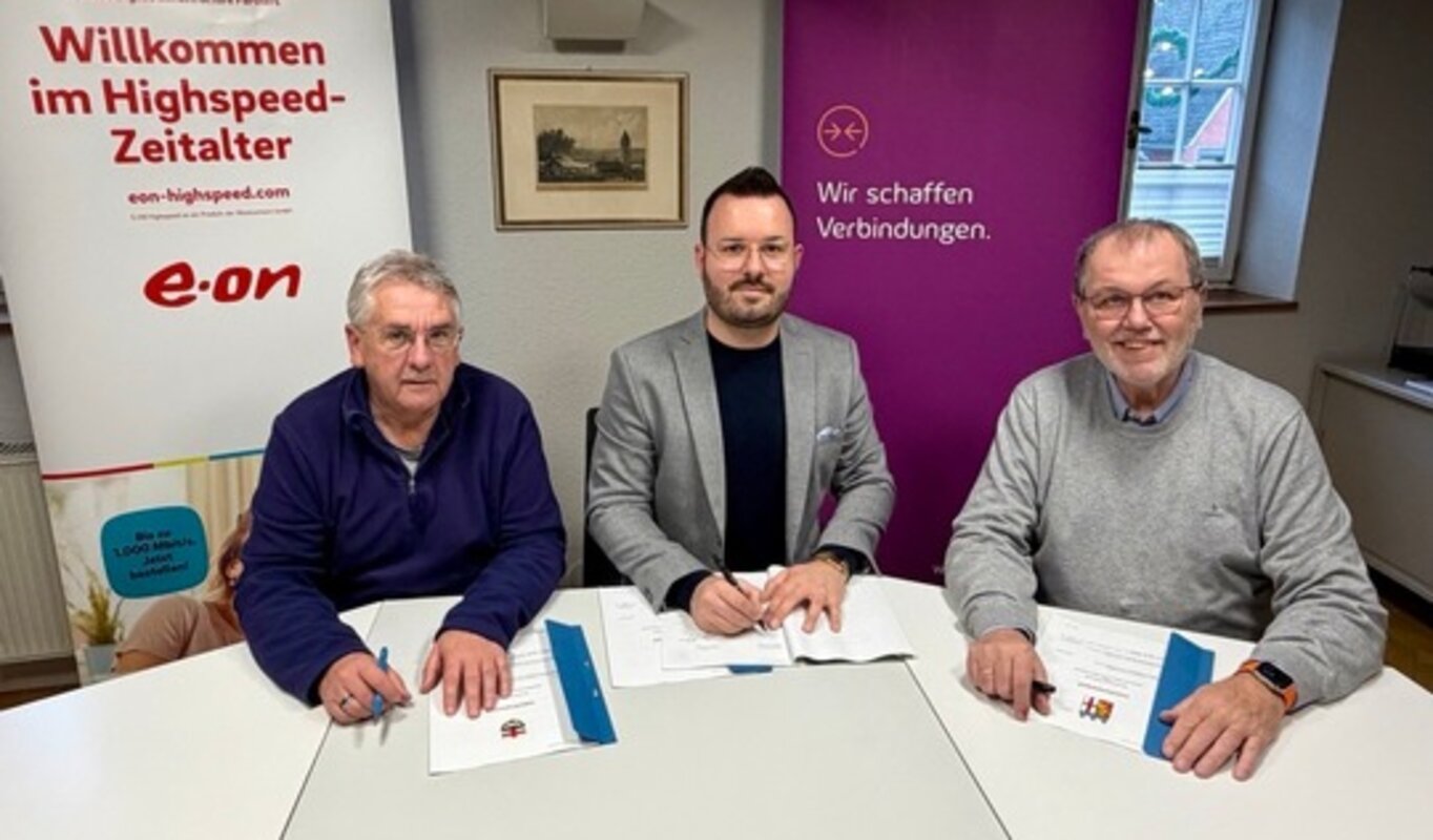 Auf dem Foto sind Christoph Ackermann, Ortsbürgermeister von Urbar, Philipp Klein von Westconnect und Wolfgang Heitmann, Stadtbürgermeister von Vallendar, zu sehen. 