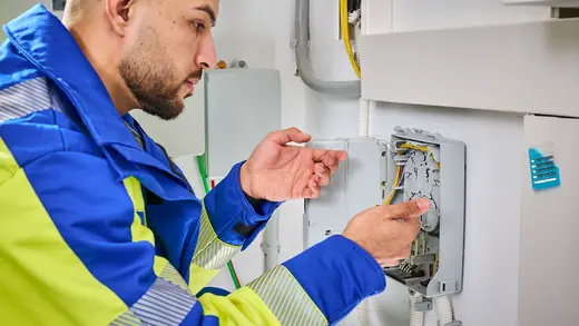 Mitarbeiter arbeitet am Hausanschluss.