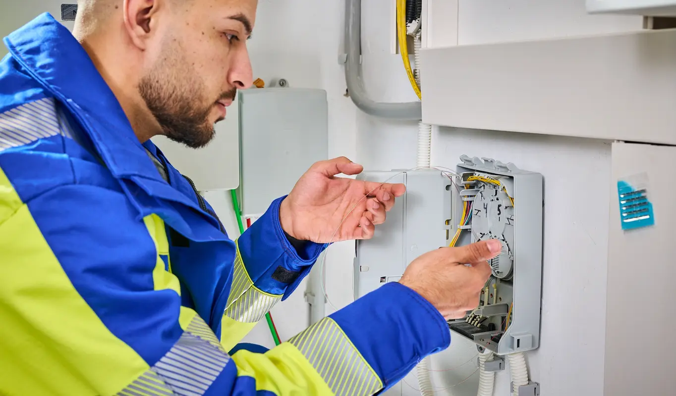 Mitarbeiter arbeitet am Hausanschluss.