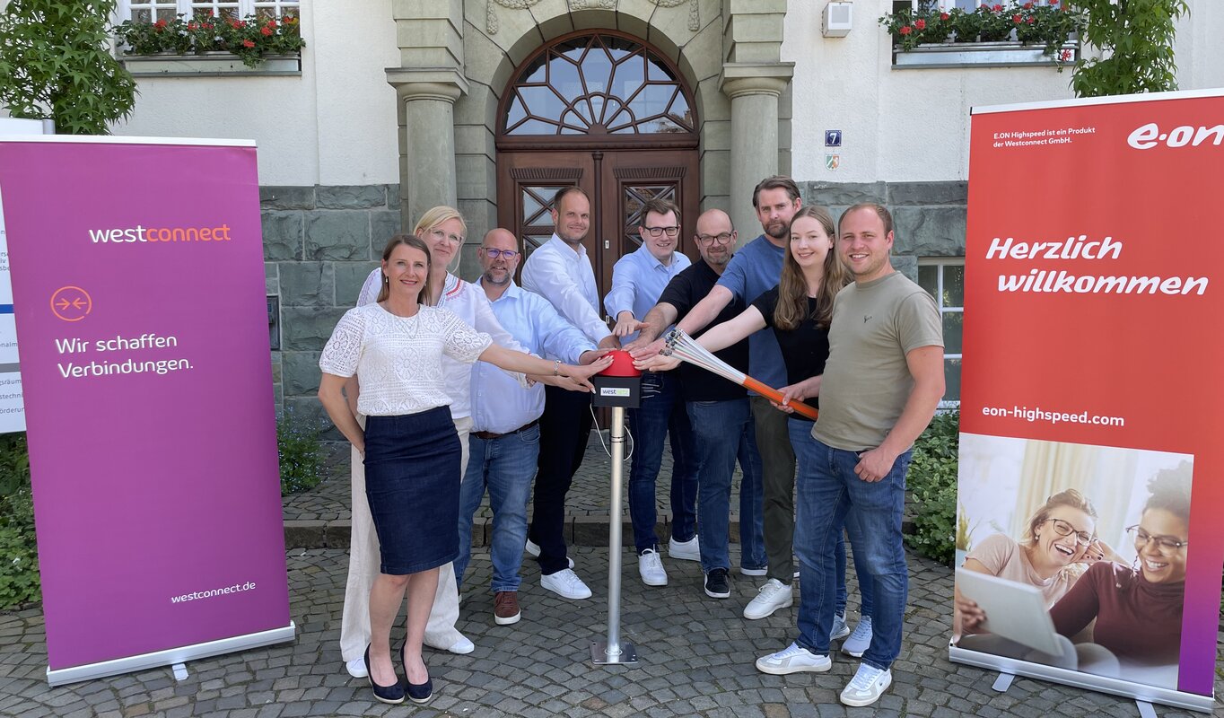 Auf dem Foto sind neun Personen zu sehen, darunter Sandra Etterichretz (Managerin für Regionale Kooperation Westconnect), Dorothee Lönne-Helmig (Wirtschaftsförderung Lippetal), Hans-Joachim Hobrock (Wirtschaftsförderung Lippetal), Johannes Kobeloer (Kommunal-Manager Westenergie), Tobias Nillies (Bürgermeister Lippetal), Thomas Schulz (Ratsmitglied und Vorsitzender des Gemeindeentwicklungsausschuss), Andreas Altemöller (Bauamt Lippetal), Kirsten Hackmann (Projektentwicklung Westconnect) und Thomas Schwefer (Bauleiter Westnetz).