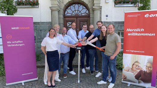Auf dem Foto sind neun Personen zu sehen, darunter Sandra Etterichretz (Managerin für Regionale Kooperation Westconnect), Dorothee Lönne-Helmig (Wirtschaftsförderung Lippetal), Hans-Joachim Hobrock (Wirtschaftsförderung Lippetal), Johannes Kobeloer (Kommunal-Manager Westenergie), Tobias Nillies (Bürgermeister Lippetal), Thomas Schulz (Ratsmitglied und Vorsitzender des Gemeindeentwicklungsausschuss), Andreas Altemöller (Bauamt Lippetal), Kirsten Hackmann (Projektentwicklung Westconnect) und Thomas Schwefer (Bauleiter Westnetz).