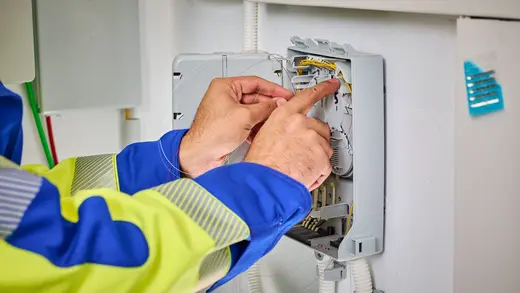 Hände am Hausanschluss