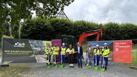 Auf dem Foto sind acht Personen zu sehen, darunter Jessica Strack (Projektleiterin der Schneiderbau GmbH), Louis Schneider (Bauleiter der Schneiderbau GmbH), Philip Wilk (Ausführungsplanung der Westnetz GmbH), Michael Eberley (Bauüberwachung der Westnetz GmbH), Christoph Rosenau (Bürgermeister der Gemeinde Bestwig), Alexander Böer (Breitbandkoordinator der Gemeinde Bestwig), Sandra Etterichretz (Managerin für Regionale Kooperationen der Westconnect GmbH) und Robert Ilievski (Projektleitung der Westnetz GmbH).
