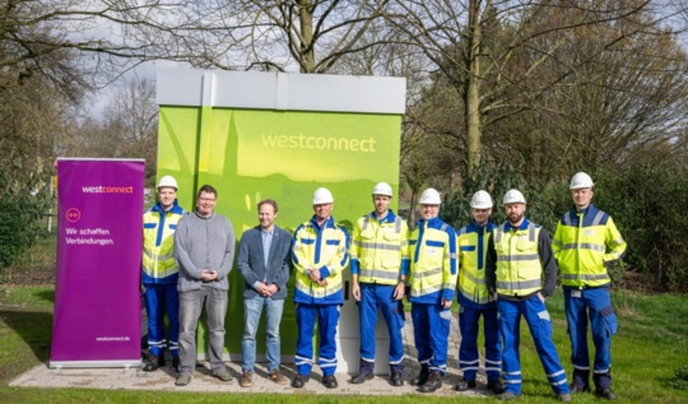 Inbetriebnahme des Glasfasernetzes in Duisburg: von links sind Miroslav Broser von Westconnect, Falko König, Gigabit-Koordinator von der Stadt Duisburg, Martin Murrack, Stadtdirektor und Stadtkämmerer der Stadt Duisburg, Daniel Böttcher von Westconnect, David de Jesus Henriques von Westnetz, Robert Stein von Westconnect, Christoph Harbeck von Westconnect, Tino Tregel von Westnetz und Johann Kräcker von Westnetz zu sehen.