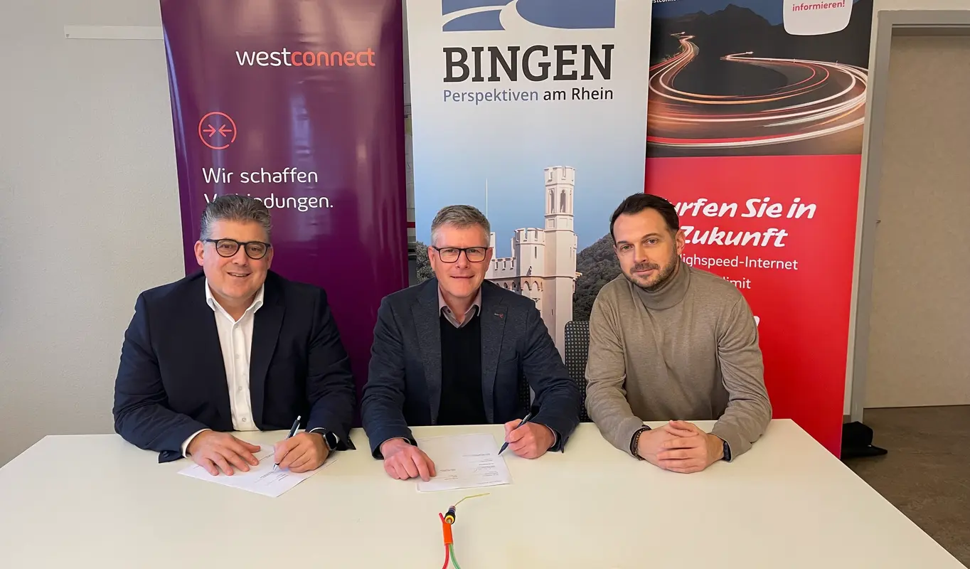 Auf dem Foto sind von links nach rechts Ulrich Mönch, Bürgermeister Stadt Bingen, Stefan Engelberth von Westconnect, Adrian Sobiech von der Stabsstelle Digitalisierung und E-Government der Stadt Bingen zu sehen.