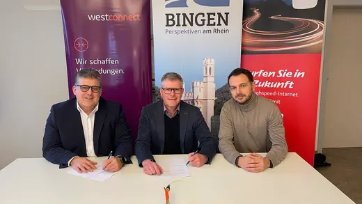 Auf dem Foto sind von links nach rechts Ulrich Mönch, Bürgermeister Stadt Bingen, Stefan Engelberth von Westconnect, Adrian Sobiech von der Stabsstelle Digitalisierung und E-Government der Stadt Bingen zu sehen.