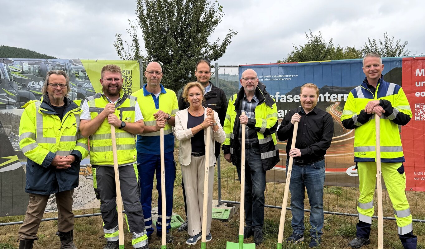 Auf dem Foto sind acht Personen zu sehen, darunter  Michael Eberley (Westnetz), Louis Schneider (Schneiderbau GmbH), Heiko Grebe (Westconnect), Dr. Jacqueline Bila (Bürgermeisterin Stadt Sundern), Johannes Kobeloer (Westenergie), Michael Mayr (Tiefbauamt Stadt Sundern), Patric Cramer (Ortsvorsteher Sundern-Stemel) und Christian Holterhoff (Westnetz). 