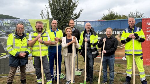 Auf dem Foto sind acht Personen zu sehen, darunter  Michael Eberley (Westnetz), Louis Schneider (Schneiderbau GmbH), Heiko Grebe (Westconnect), Dr. Jacqueline Bila (Bürgermeisterin Stadt Sundern), Johannes Kobeloer (Westenergie), Michael Mayr (Tiefbauamt Stadt Sundern), Patric Cramer (Ortsvorsteher Sundern-Stemel) und Christian Holterhoff (Westnetz). 