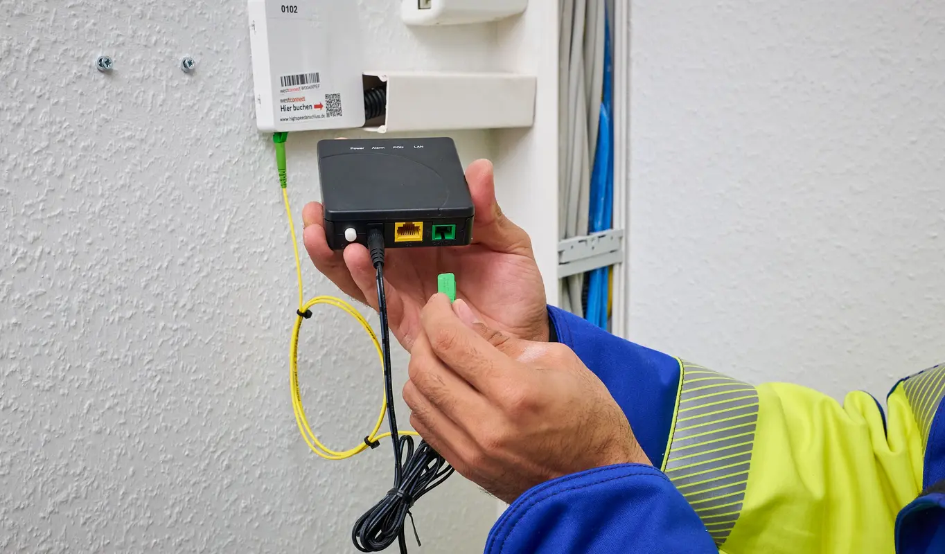 Der Glasfaser-Router wird an die Teilnehmeranschlussdose geschlossen.