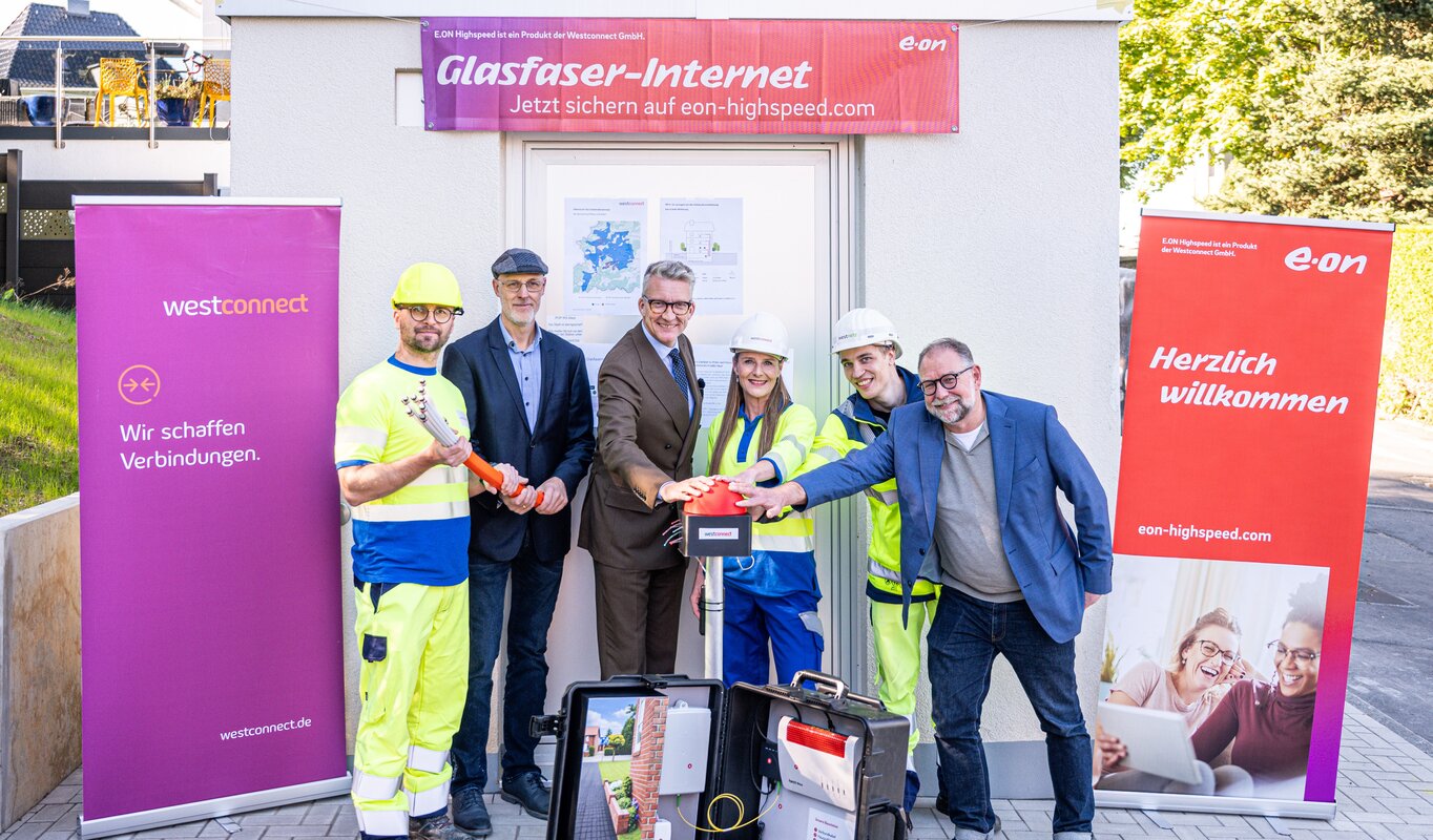 Auf dem Foto sind sechs Personen zu sehen, darunterPeter Sosna, Rollout Manager Westconnect; Christian Marré, Gigabitkoordinator Remscheid; Sven Wolf, Oberbürgermeister Remscheid; Sandra Etterichretz, Managerin für Regionale Kooperationen Westconnect; Isaak Lenth, Netzplanung Westnetz und Peter Heinze, Technischer Beigeordneter Remscheid. 