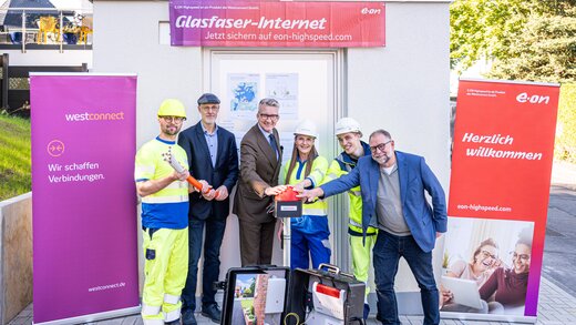 Auf dem Foto sind sechs Personen zu sehen, darunterPeter Sosna, Rollout Manager Westconnect; Christian Marré, Gigabitkoordinator Remscheid; Sven Wolf, Oberbürgermeister Remscheid; Sandra Etterichretz, Managerin für Regionale Kooperationen Westconnect; Isaak Lenth, Netzplanung Westnetz und Peter Heinze, Technischer Beigeordneter Remscheid. 