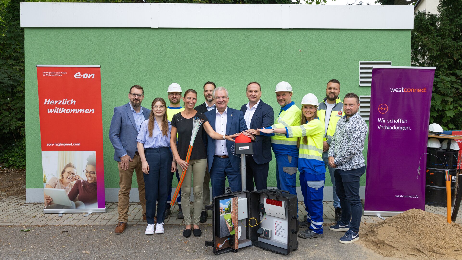 Auf dem Foto sind elf Personen zu sehen, darunter Marcel Thelen (Gigabitkoordinator, Stadt Mülheim), Nele Haupt (Koordination Digitale Infrastruktur, Stadt Mülheim), Peter Sosna (Rolloutmanager, Westconnect), Juliane Neubner (Amtsleiterin Digitalisierung und IT, Stadt Mülheim), Marcus Lehmann (Geschäftsführer, GRAF Rohrleitungs- und Tiefbau GmbH), Marc Buchholz (Oberbürgermeister, Stadt Mülheim), Carsten Lagemann (Geschäftsführer, Westconnect), Oliver Sauerbach (Leiter Region Ruhr, Westnetz), Sandra Etterichretz (Managerin für Regionale Kooperationen, Westconnect), Alexander Wagner (Bauleiter Tief- und Straßenbau, GRAF Rohrleitungs- und Tiefbau GmbH) und Adrian Binda (Bauleiter Tief- und Kabelbau, GRAF Rohrleitungs- und Tiefbau GmbH).