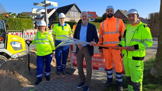 Auf dem Bild sind fünf Personen zu sehen, davon von links Birgit Büscher von der Westconnect und Bernhard Dreyer von der Westnetz, Belms Bürgermeister Viktor Hermeler, Florian Duraku von der Besim Duraku GmbH und Hysri Thaqi von der Noli Tiefbau GmbH.