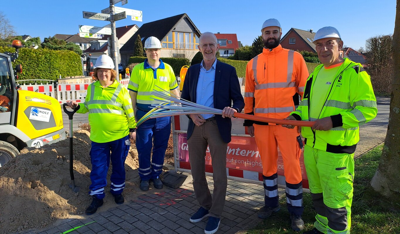 Auf dem Bild sind fünf Personen zu sehen, davon von links Birgit Büscher von der Westconnect und Bernhard Dreyer von der Westnetz, Belms Bürgermeister Viktor Hermeler, Florian Duraku von der Besim Duraku GmbH und Hysri Thaqi von der Noli Tiefbau GmbH.