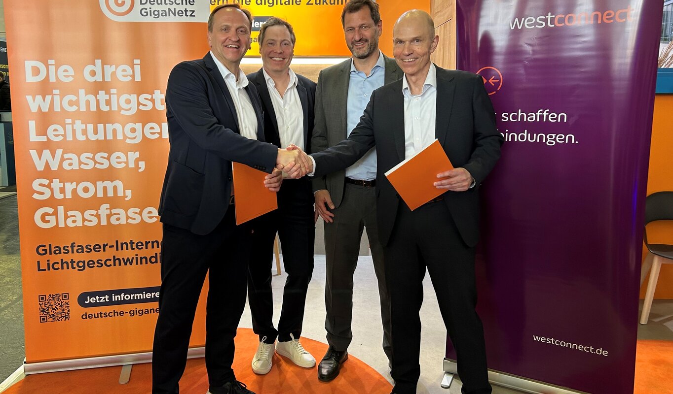 Auf dem Foto sind Carsten Lagemann, Geschäftsführer der Westconnect, Matthias Krause, Geschäftsführer der Westconnect, Wolfram Thielen, CRO der Deutschen GigaNetz und Reinhard Sauer, CEO der Deutschen GigaNetz zu sehen.