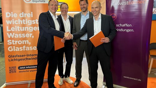 Auf dem Foto sind Carsten Lagemann, Geschäftsführer der Westconnect, Matthias Krause, Geschäftsführer der Westconnect, Wolfram Thielen, CRO der Deutschen GigaNetz und Reinhard Sauer, CEO der Deutschen GigaNetz zu sehen.