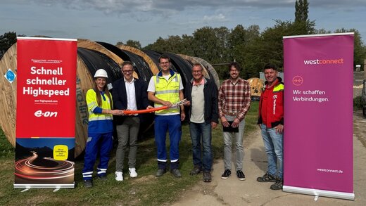 Auf dem Foto sind sechs Personen zu sehen, darunter Sandra Etterichretz (Managerin für Regionale Kooperationen Westconnect), Hendrik Henneböhl (Bürgermeister Erwitte), Henning Hoffmeier (Bauleiter Westnetz), Joschka Noll (Breitbandbeauftragter Erwitte), Franz-Josef Schütte (Ortsvorsteher) und Alexander Hofmann (Gasbeinter).