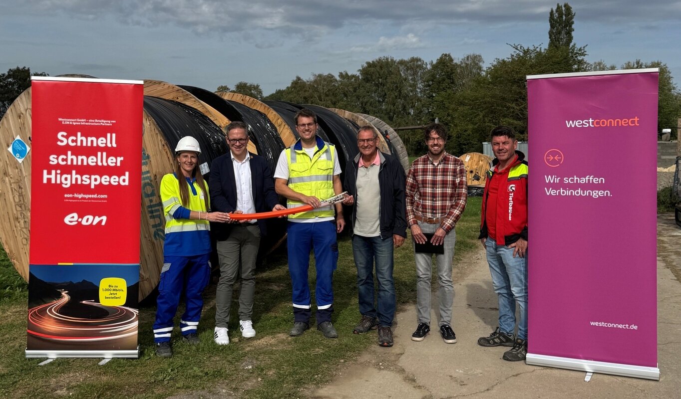 Auf dem Foto sind sechs Personen zu sehen, darunter Sandra Etterichretz (Managerin für Regionale Kooperationen Westconnect), Hendrik Henneböhl (Bürgermeister Erwitte), Henning Hoffmeier (Bauleiter Westnetz), Joschka Noll (Breitbandbeauftragter Erwitte), Franz-Josef Schütte (Ortsvorsteher) und Alexander Hofmann (Gasbeinter).