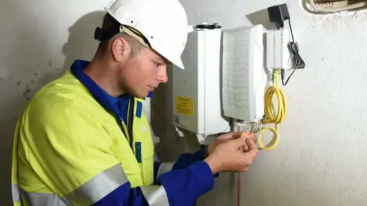 Mitarbeiter arbeitet am Glasfaserabschlusspunkt.