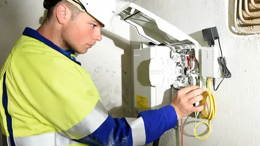 Mitarbeiter arbeitet am Glasfaserabschlusspunkt.