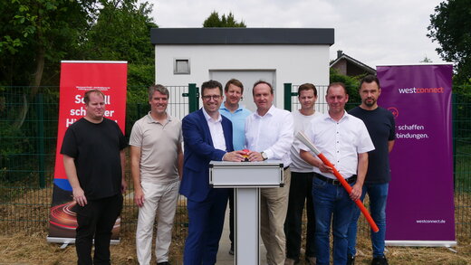 Auf dem Foto sind acht Personen zusehen, darunter Michael Schröder (Baubetriebshof Stadt Nettetal), Robert Stein (Westconnect), Christian Küsters (Bürgermeister der Stadt Nettetal), Nils Hausschild (Leiter Baubetriebshof), Carsten Lagemann (Geschäftsführer Westconnect), Christoph Harbeck (Westconnect), Daniel Böttcher (Westconnect) und Manuel Petzold (Westconnect).