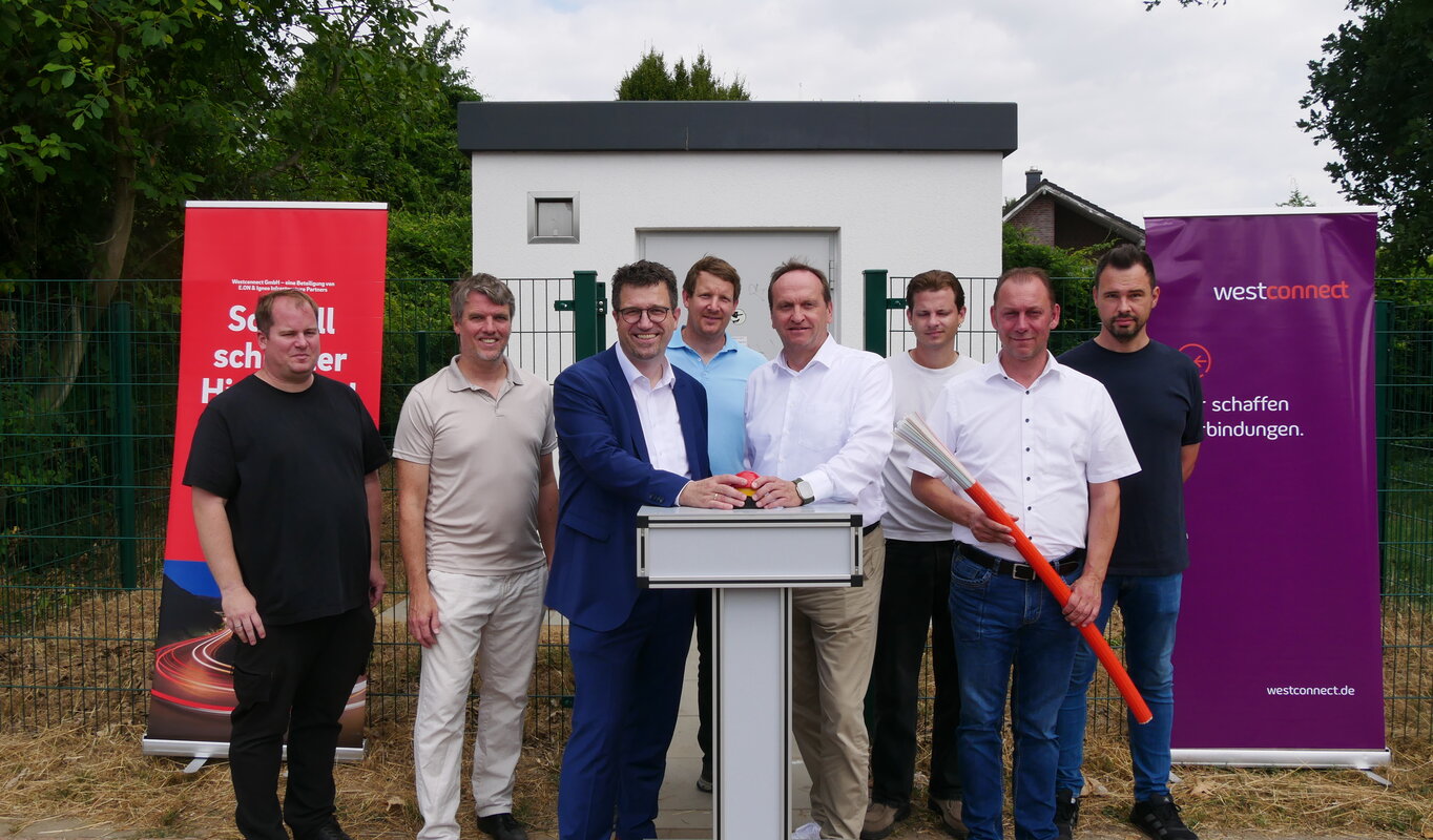 Auf dem Foto sind acht Personen zusehen, darunter Michael Schröder (Baubetriebshof Stadt Nettetal), Robert Stein (Westconnect), Christian Küsters (Bürgermeister der Stadt Nettetal), Nils Hausschild (Leiter Baubetriebshof), Carsten Lagemann (Geschäftsführer Westconnect), Christoph Harbeck (Westconnect), Daniel Böttcher (Westconnect) und Manuel Petzold (Westconnect).