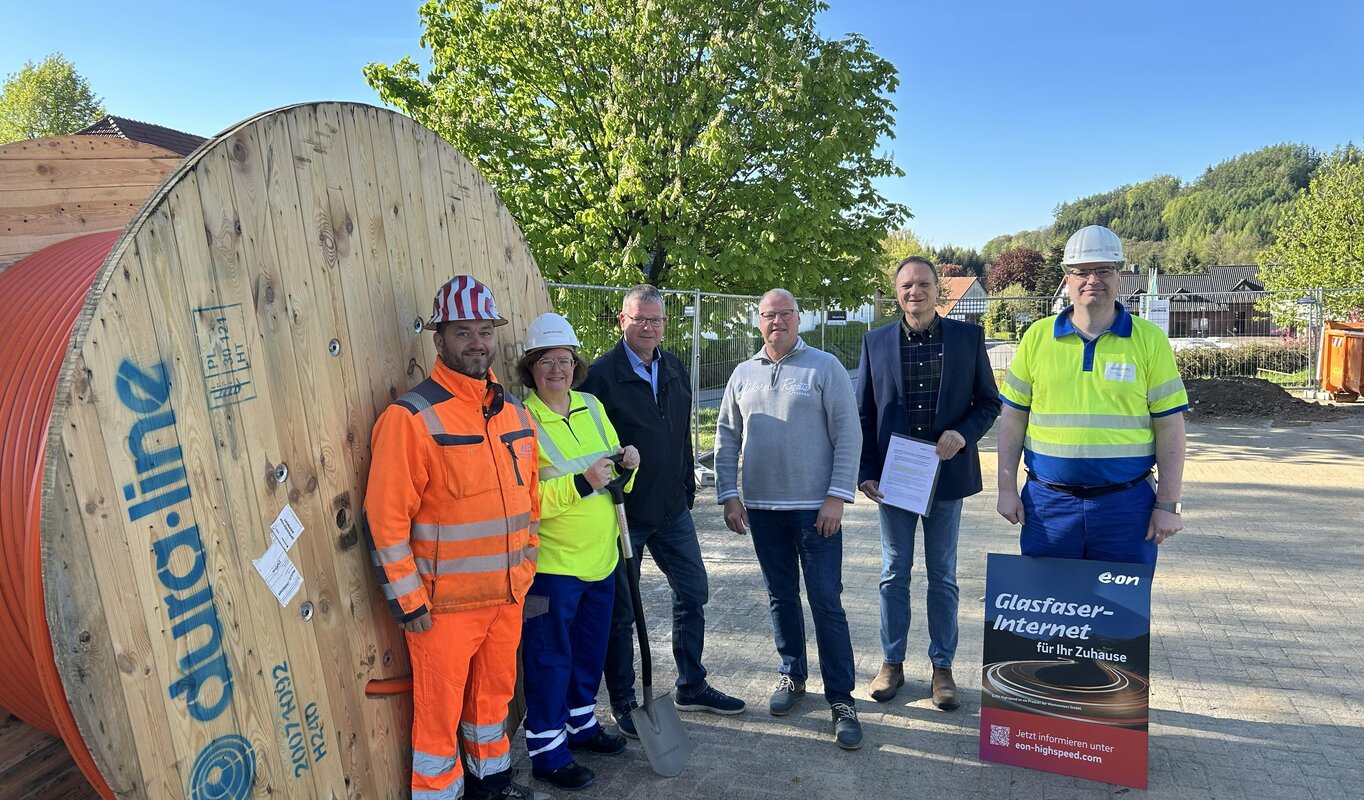 Auf dem Foto sind sechs Personen zu sehen, darunter Benjamin Wettstein (Bauleiter, IAB Infrastruktur und Anlagenbau), Birgit Büscher (Managerin regionale Kooperationen, Westconnect), Andreas Pante (Fachdienstleister, Gemeinde Bad Essen), Uwe Schnittker (Ortsvorsteher Barkhausen), Timo Natemeyer (Bürgermeister Bad Essen) und Bernhard Dreyer (Projektleiter, Westnetz).