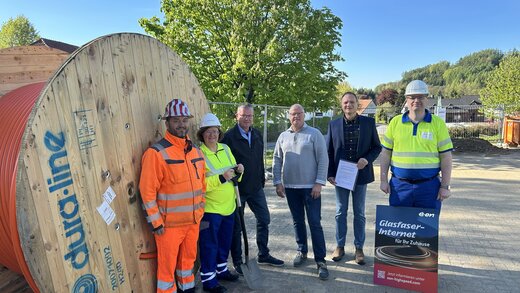 Auf dem Foto sind sechs Personen zu sehen, darunter Benjamin Wettstein (Bauleiter, IAB Infrastruktur und Anlagenbau), Birgit Büscher (Managerin regionale Kooperationen, Westconnect), Andreas Pante (Fachdienstleister, Gemeinde Bad Essen), Uwe Schnittker (Ortsvorsteher Barkhausen), Timo Natemeyer (Bürgermeister Bad Essen) und Bernhard Dreyer (Projektleiter, Westnetz).