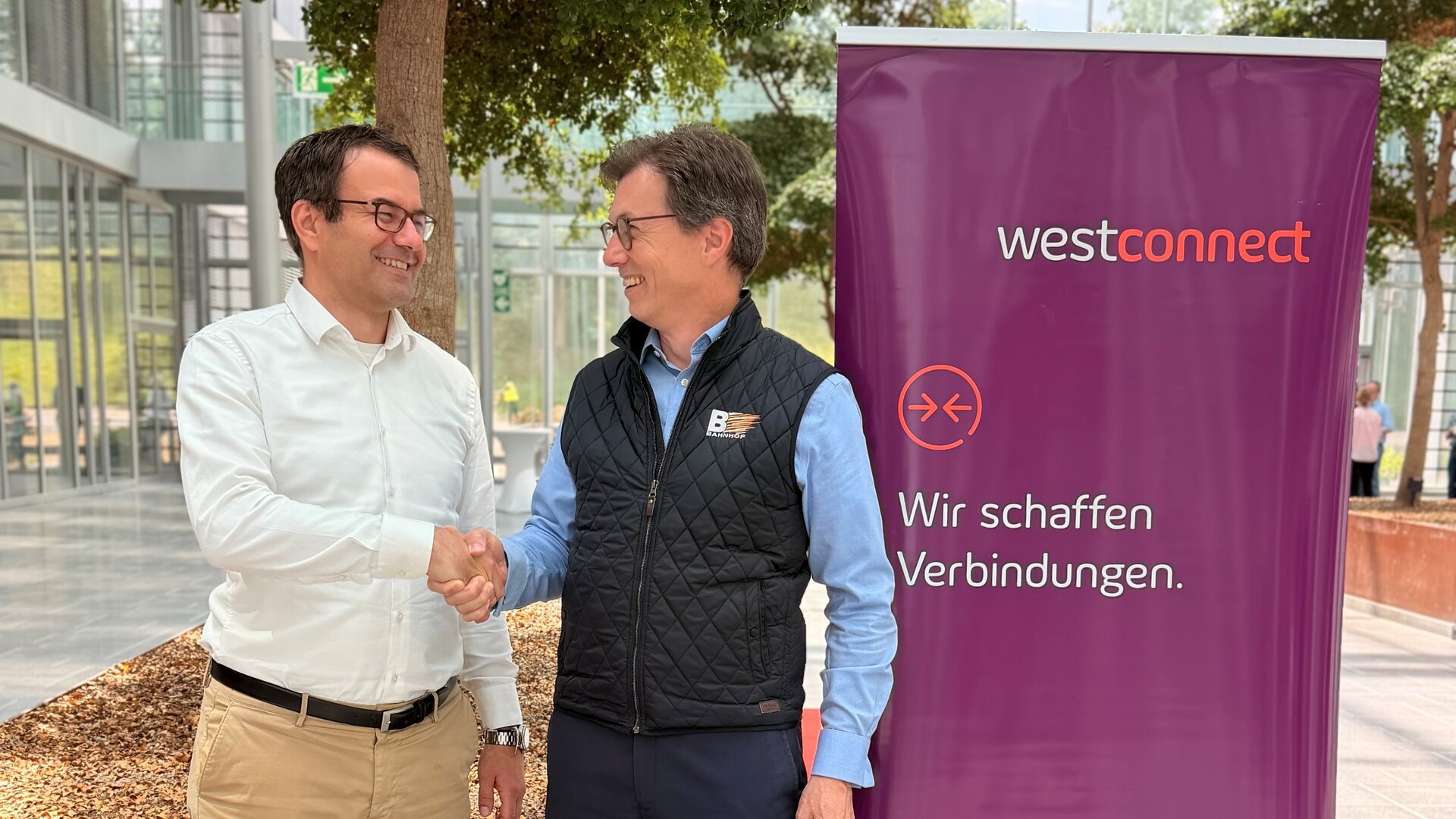 Robin Weiand, Geschäftsführer der Westconnect GmbH, und Philipp Riederer, CEO der Bahnhof Nätverk GmbH, sind auf dem Foto zusehen.