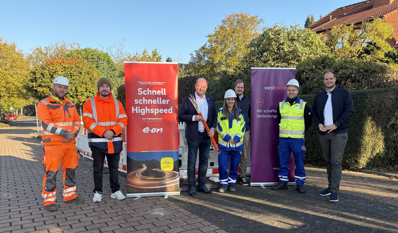 Auf dem Foto sind sieben Personen zu sehen, darunter Valon Rashiti (Besim Duraku GmbH), Ahmet Said Yilmaz (Besim Duraku GmbH), Rainer Busemann (Bürgermeister der Gemeinde Ense), Sandra Etterichretz (Managerin für Regionale Kooperation Westconnect), Tim Gretenkort (Vertreter der Gemeinde Ense), Thomas Schwefer (Projektleitung Westnetz) und Johannes Kobeloer (Kommunalmanager Westenergie). 