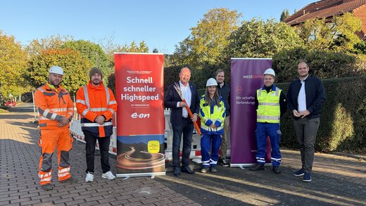 Auf dem Foto sind sieben Personen zu sehen, darunter Valon Rashiti (Besim Duraku GmbH), Ahmet Said Yilmaz (Besim Duraku GmbH), Rainer Busemann (Bürgermeister der Gemeinde Ense), Sandra Etterichretz (Managerin für Regionale Kooperation Westconnect), Tim Gretenkort (Vertreter der Gemeinde Ense), Thomas Schwefer (Projektleitung Westnetz) und Johannes Kobeloer (Kommunalmanager Westenergie). 